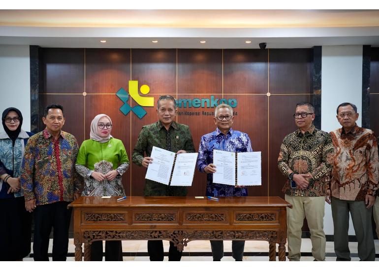 Penandatanganan Nota Kesepahaman/Memorandum of Understanding (MoU) yang berlangsung di Kantor Kementerian Koperasi (Kemenkop), Jakarta, Kamis (2/7).