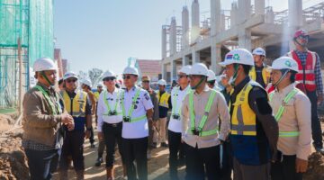 Menteri Pendidikan Tinggi, Sains, dan Teknologi (Mendiktisaintek) Brian Yuliarto meninjau langsung proses pembangunan SMA Unggul Garuda Baru di Konawe Selatan