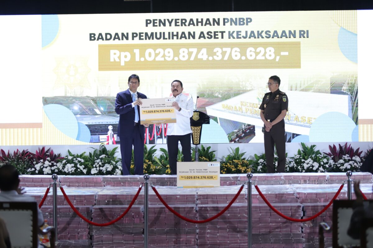 Kejaksaan RI menyerahkan total uang tunai sebesar Rp1.029.874.376.628,00 (satu triliun dua puluh sembilan miliar delapan ratus tujuh puluh empat juta tiga ratus tujuh puluh enam ribu enam ratus dua puluh delapan rupiah) kepada Menteri Keuangan RI sebagai PNBP