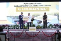 Kejaksaan RI menyerahkan total uang tunai sebesar Rp1.029.874.376.628,00 (satu triliun dua puluh sembilan miliar delapan ratus tujuh puluh empat juta tiga ratus tujuh puluh enam ribu enam ratus dua puluh delapan rupiah) kepada Menteri Keuangan RI sebagai PNBP